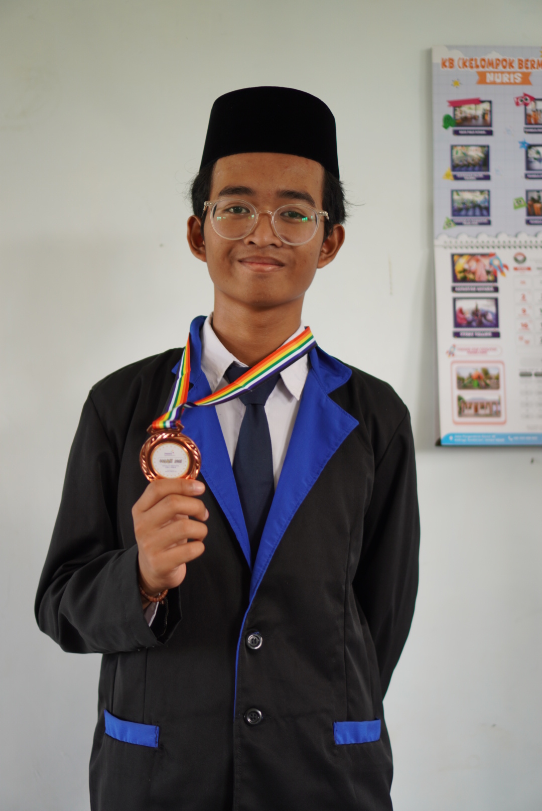 UNJUK SKILL : Kevin, siswa kelas 2 SMP Nuris Jember asal Kalisat, berhasil meraih juara 2 ajang Schoolarix bidang Bahasa Inggris tingkat provinsi di FKIP Unej, September lalu.