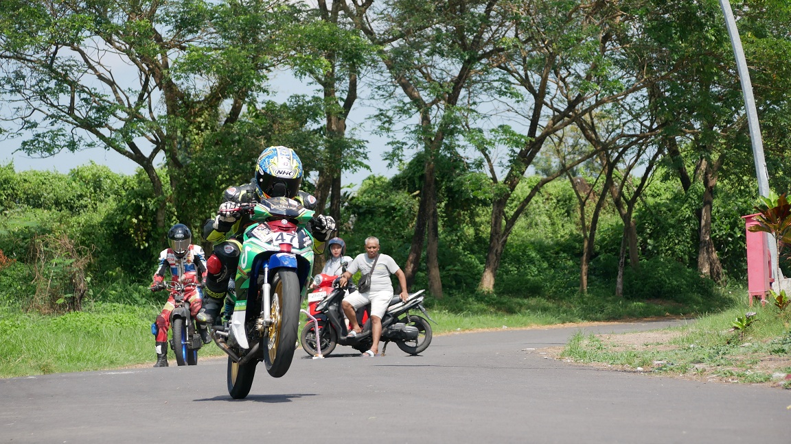 BERLATIH: Pembalap Jember berlatih road race di kawasan Stadion Jember Sport Garden (JSG) Ajung. Di belakang pembalap ini rencananya akan dibangun sirkuit.