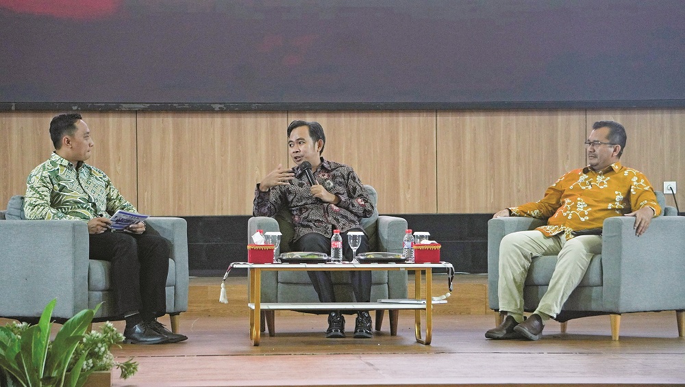 Bupati Fawait menjadi pembicara dalam Seminar Nasional dan Temu Usaha Pemberdayaan Ekonomi Lokal dalam Pengembangan Komoditas Kopi di Wilayah Aglomerasi Tapal Kuda yang digelar di Auditorium Unej.