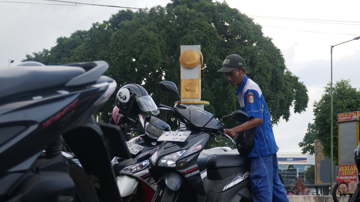 LEBIH TERTIB DAN AMAN: Jukir yang bertugas sudah dibayar pemerintah. Jika nanti parkir prabayar diberlakukan, jangan ada lagi penarikan uang parkir oleh jukir.