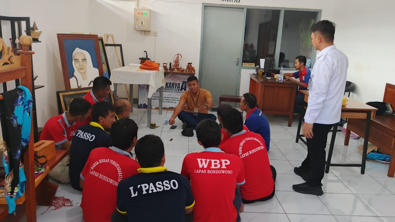 FOKUS: Sejumlah warga binaan Lapas Bondowoso mendengarkan penjelasan pemateri terkait budidaya toge.