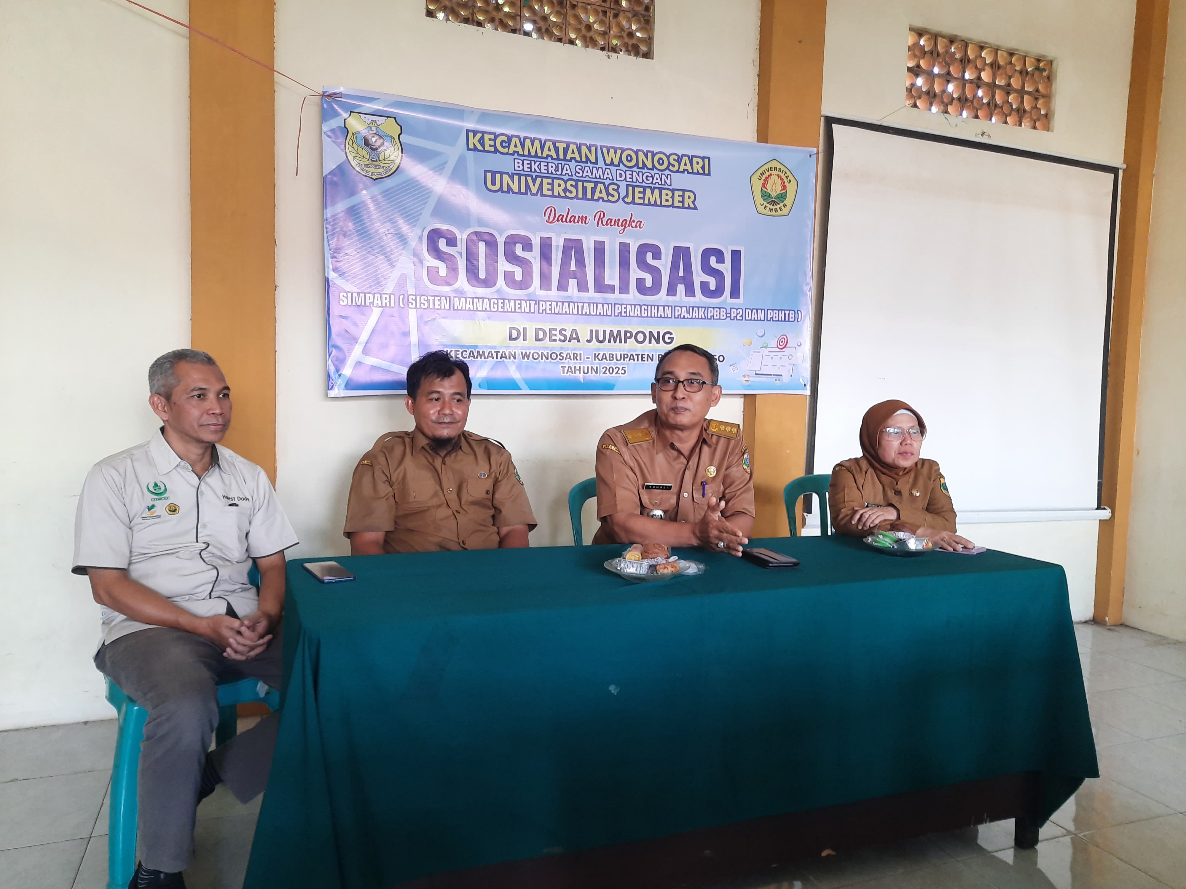 MENJELASKAN: beberapa pihak saat memberikan edukasi kepada pemungut pajak tentang apliaksi Simpari (FAQIH/RJ)