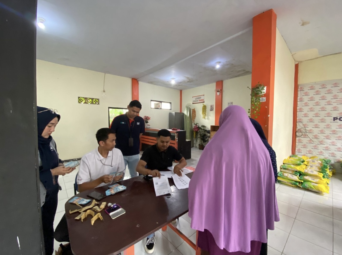 FOKUS: Petugas memastikan data penerima BLTS Kesra dari pemerintah pusat benar-benar tepat sasaran.(ILHAM WAHYUDI/RADAR IJEN)