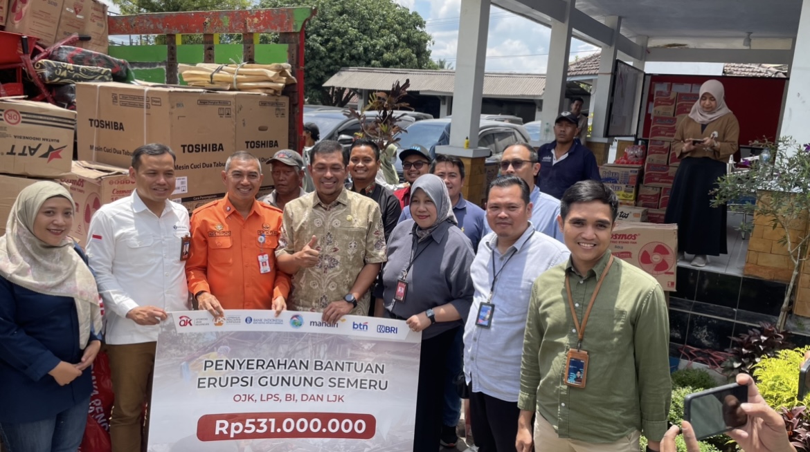 SUPPORT: Bagian keuangan sekarkijang memberikan dukungan bantuan logistik kepada penyintas erupsi semeru, pada Selasa (25/11). (ADE APRYANIS/RAME)