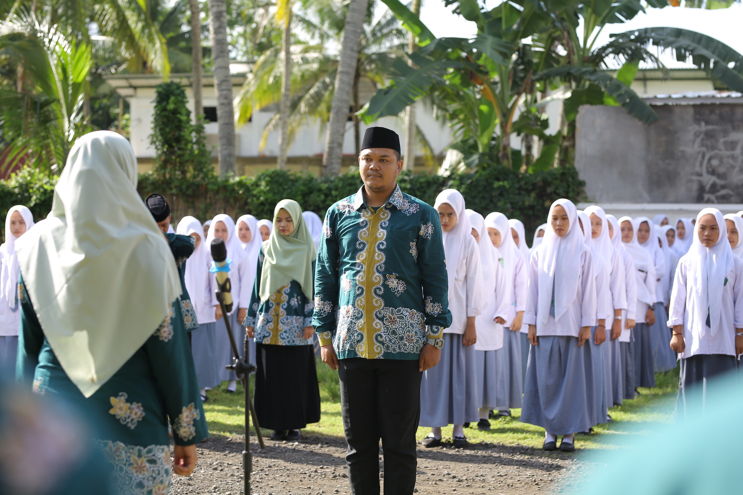 HIKMAD: Siswa-siswi mengikuti upacara hari guru nasional di SMK Manbaul Ulum Wonosari, Kabupaten Bondowoso. Seluruh petugas upacara adalah dewan guru