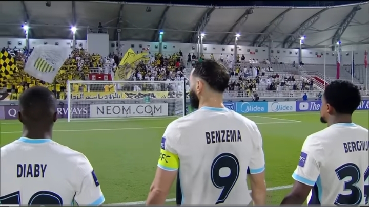 Captain Tim Al Ittihad, Karim Mostafa Benzema di staidon Abdullah Bin Khalifa, Doha. (Youtube resmi the AFC HUB).