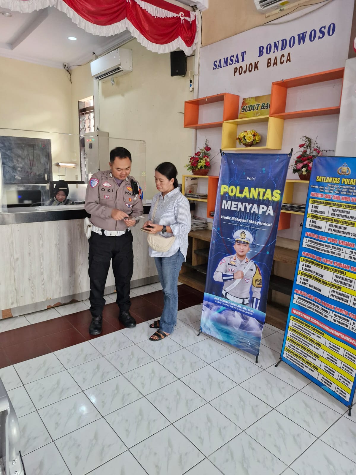 BERI PENJELASAN: Petugas kepolisian saat memberikan edukasi taat berlalu lintas kepada warga Bondowoso,