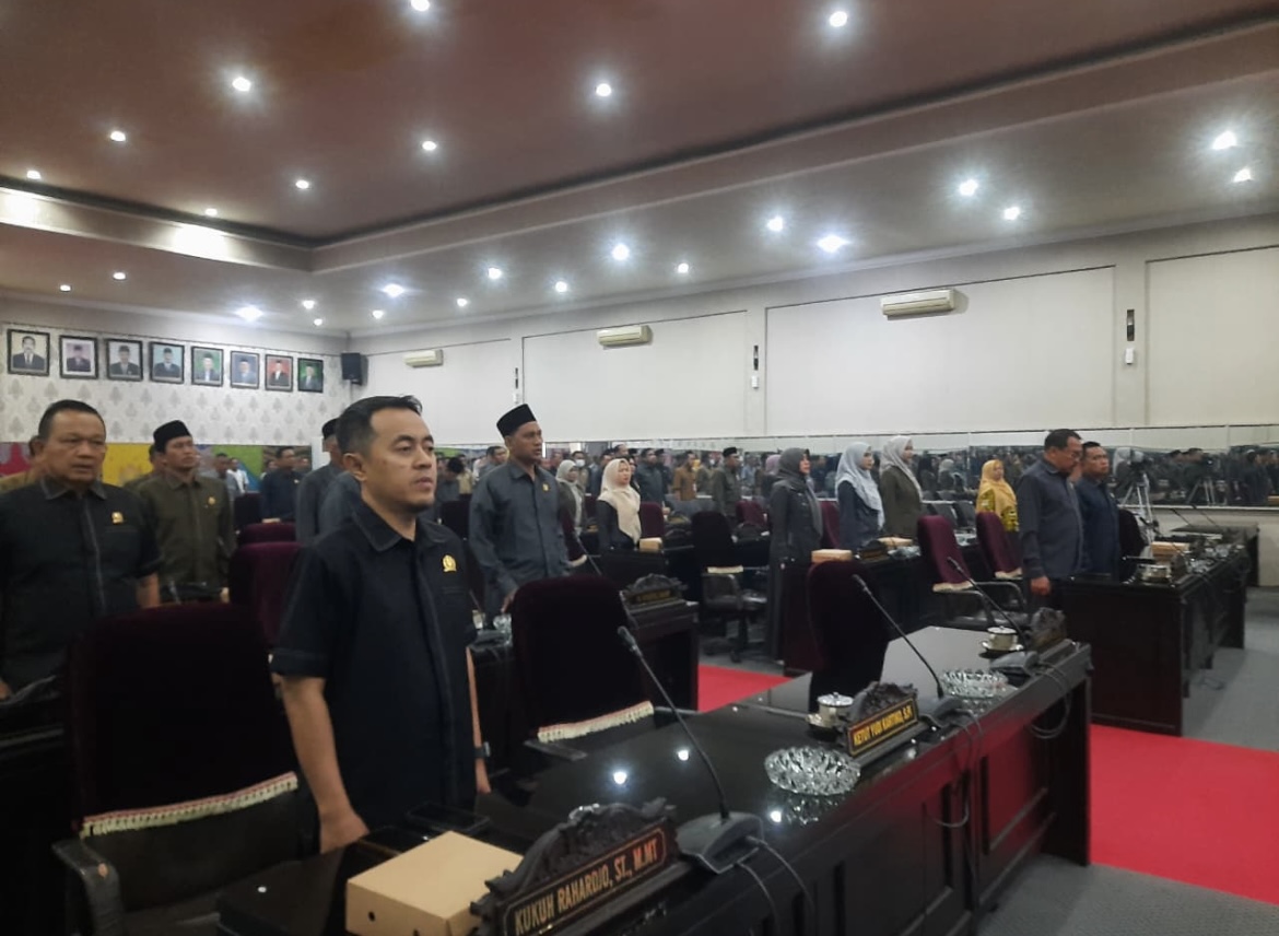 BERKUMPUL: Pihak legislatif dan eksekutif saat mengikuti rapat paripurna, kemarin (24/11).(FAQIH HUMAINI/RADAR IJEN)