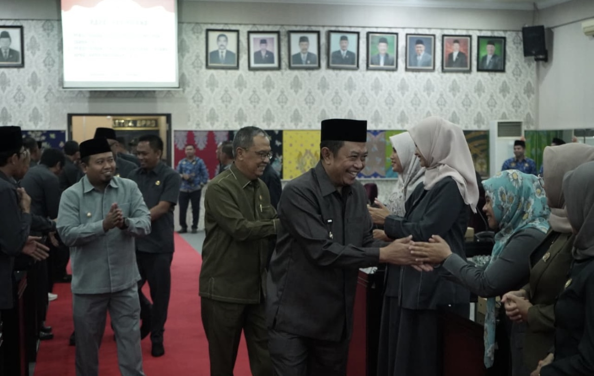 KOMPAK: Bupati Bondowoso Abdul Hamid Wahid dan Ketua DPRD Bondowoso, Ahmad Dhafir bersiap untuk mengikuti rapat paripurna, kemarin.(KOMINFO BONDOWOSO FOR RADAR IJEN)
