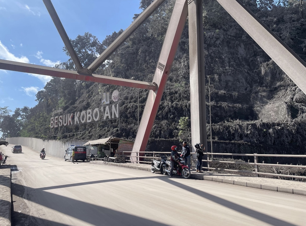 ABADIKAN: Sejumlah warga yang penasaran dengan kondisi Erupsi Gunung Semeru mulai berdatangan melihat dampak kerusakan.(ADE APRYANIS/RAME)
