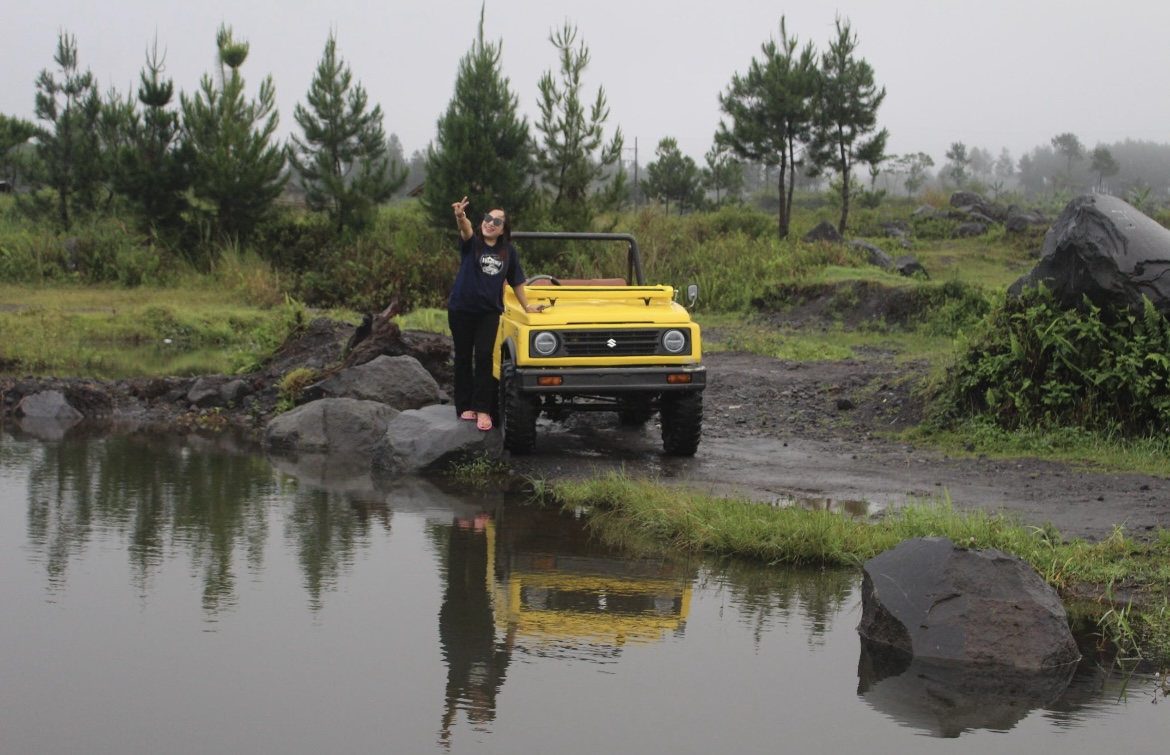 DIBUKA: Pengunjung saat menikmati wisata di Pronojiwo pascaerupsi Semeru.(ADE APRYANIS/RAME)