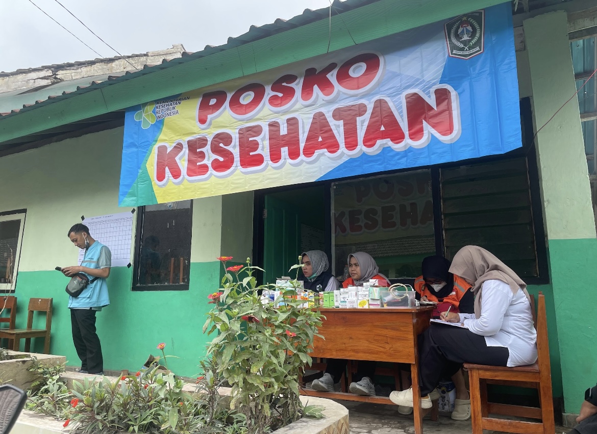 SIAP SIAGA: Petugas kesehatan stand by di posko pengungsian untuk melayani serta memantau kesehatan warga terdampak.(ADE APRYANIS/RAME)