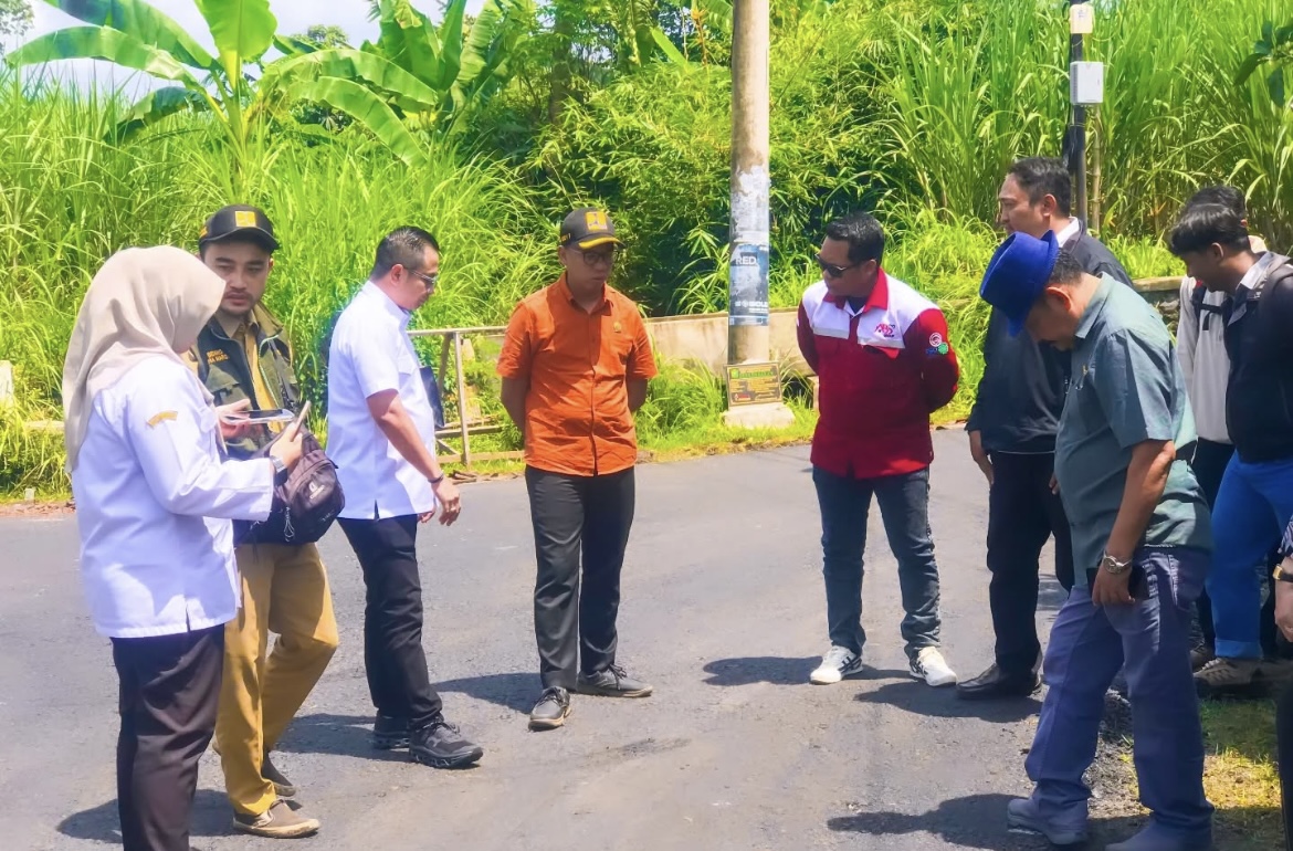 TINJAU: Rombongan Komisi B DPRD Lumajang saat melihat sejumlah titik pembangunan yang telah rampung.(ATIEQSON MAR IQBAL/RAME)