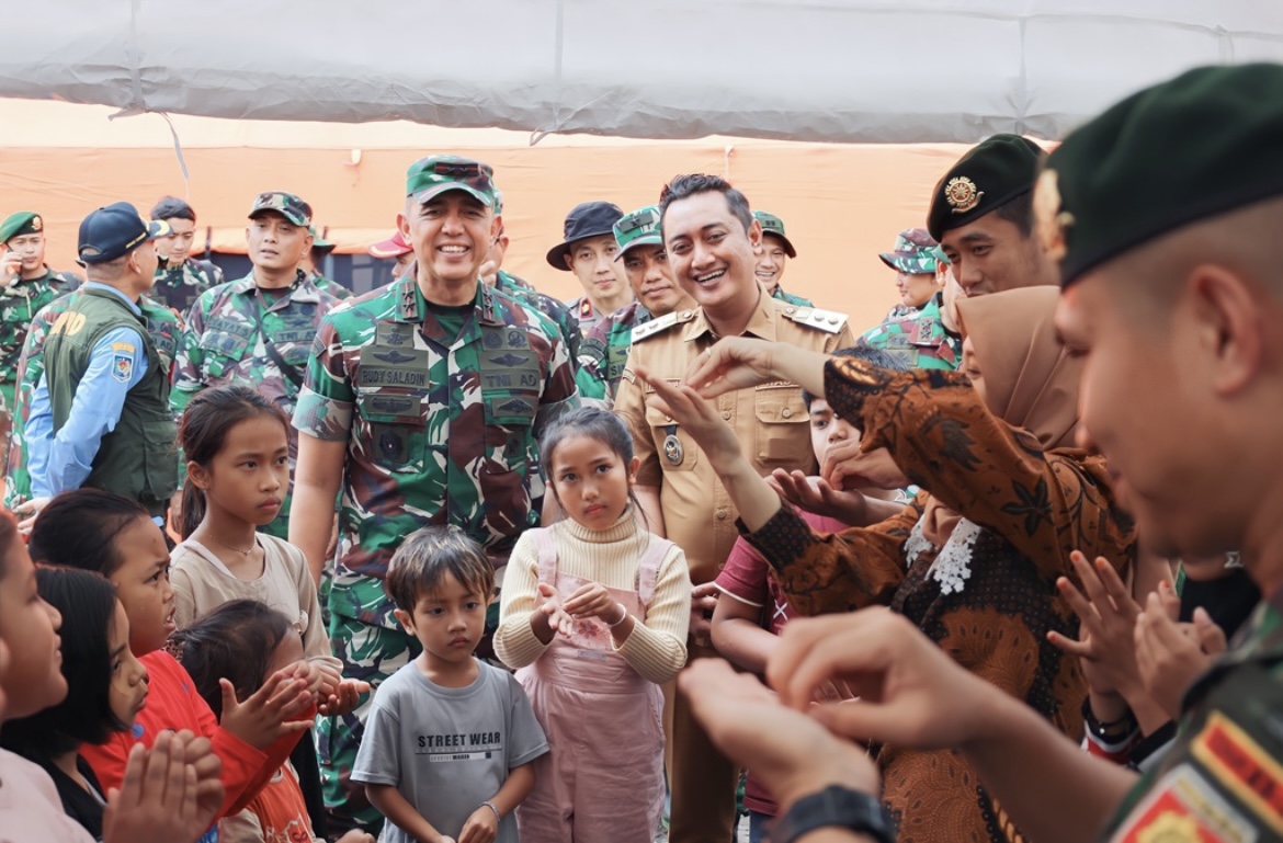 KUNJUNGI: Wakil Bupati Lumajang Yudha Adji Kusuma saat mendampingi Mayjen TNI Rudy Saladin, Panglima Komando Daerah Militer (Pangdam) V/Brawijaya.(KOMINFO FOR RAME)