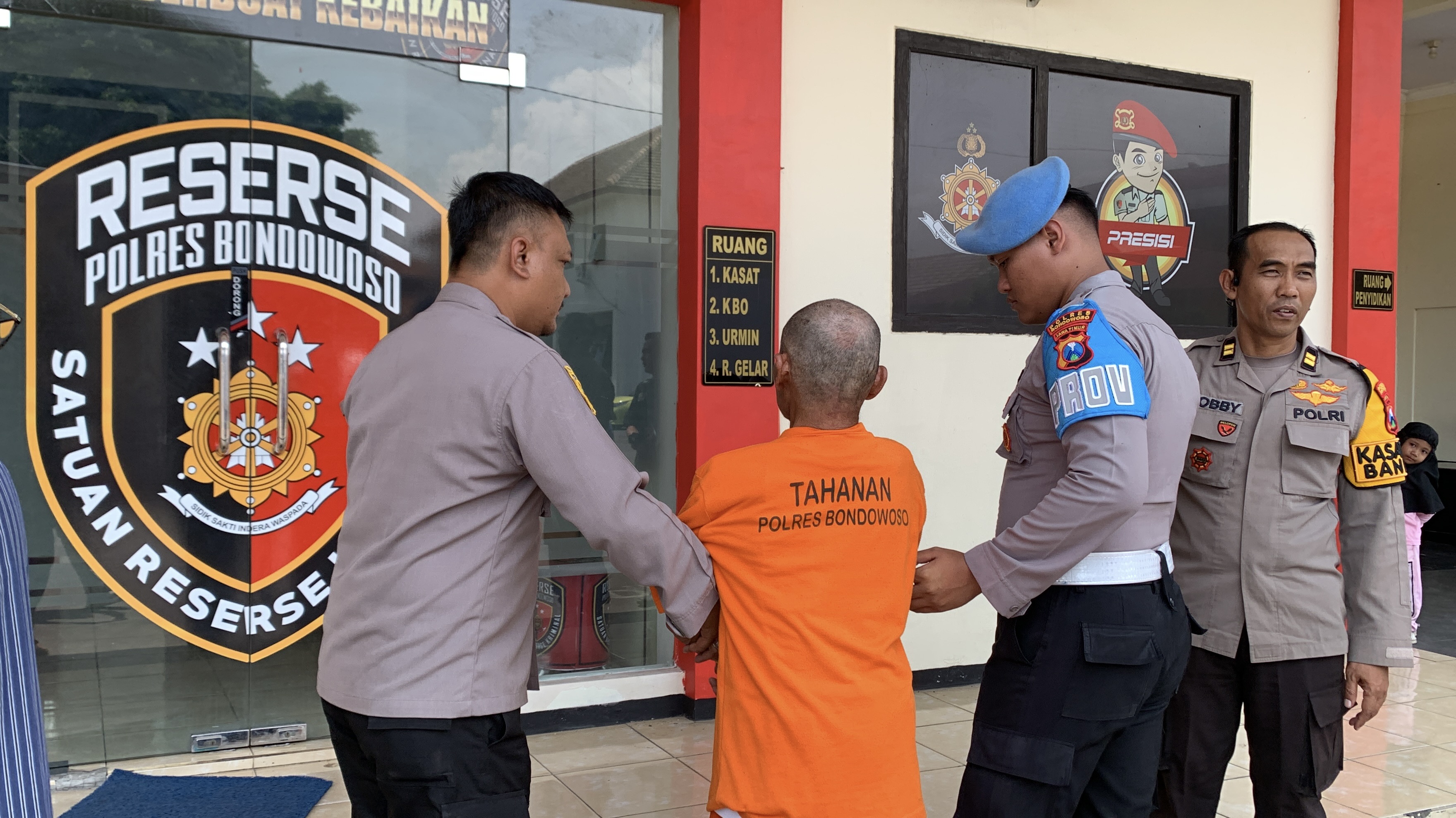 RAJA TEGA: Lansia berusia 60 tahun ini ketika digelandang ke Polres Bondowoso setelah diketahui melakukan kekerasan seksual pada anak berusia 10 tahun.