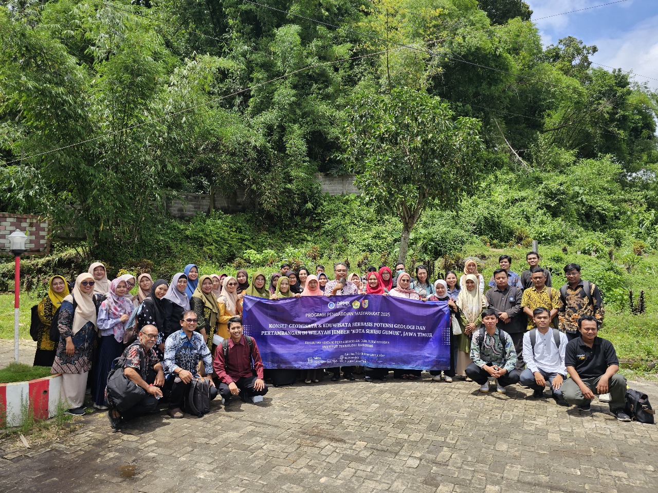 Peserta FGD berfoto bersama di depan salah satu gumuk