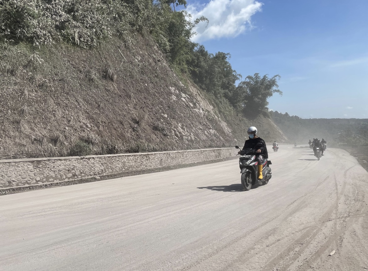 PENUH DEBU: Penampakan Gladak Perak yang masih dipenuhi abu vulkanis akibat letusan sekunder Gunung Semeru.(ADE APRYANIS/RAME)