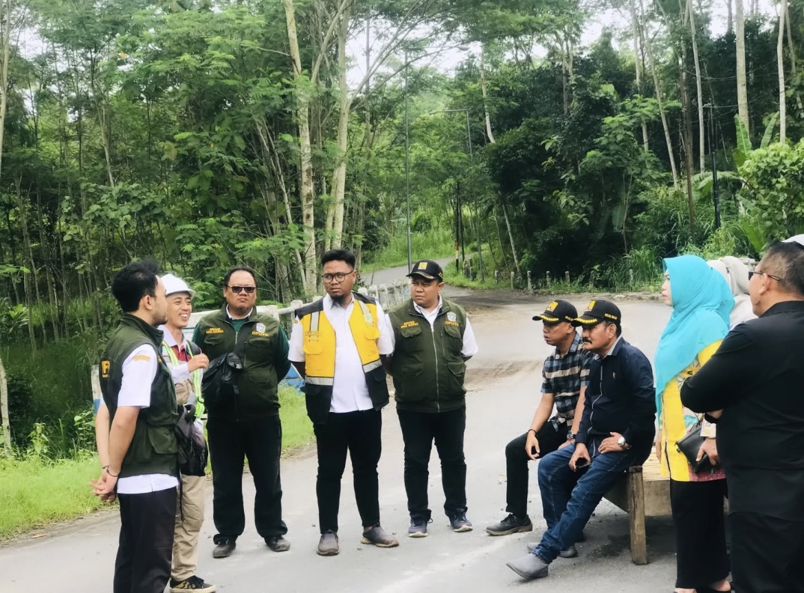 MONEV: Rombongan Komisi B DPRD Lumajang saat melihat hasil perbaikan akses jalan di sejumlah desa di Kecamatan Kedungjajang.(ATIEQSON MAR IQBAL/RAME)