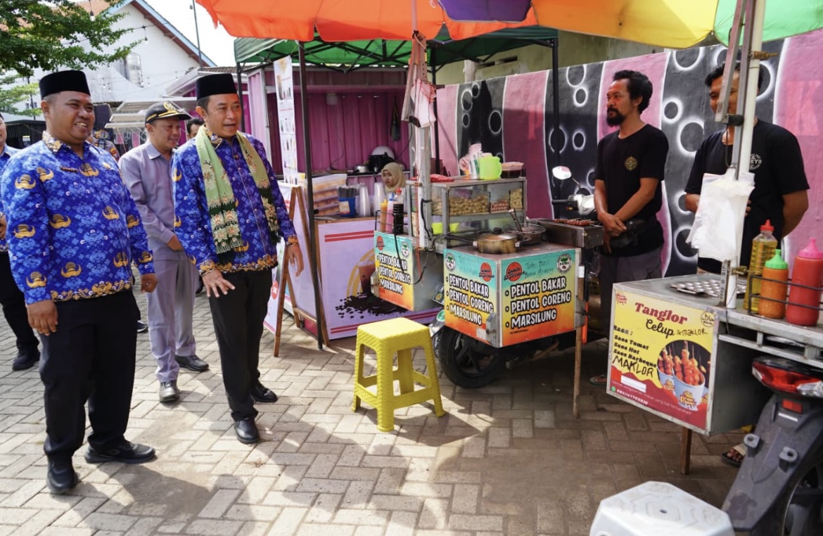 MENINJAU: Sejumlah pejabat saat melihat perkembangan UMKM lokal. (FAQIH HUMAINI/RADAR IJEN)