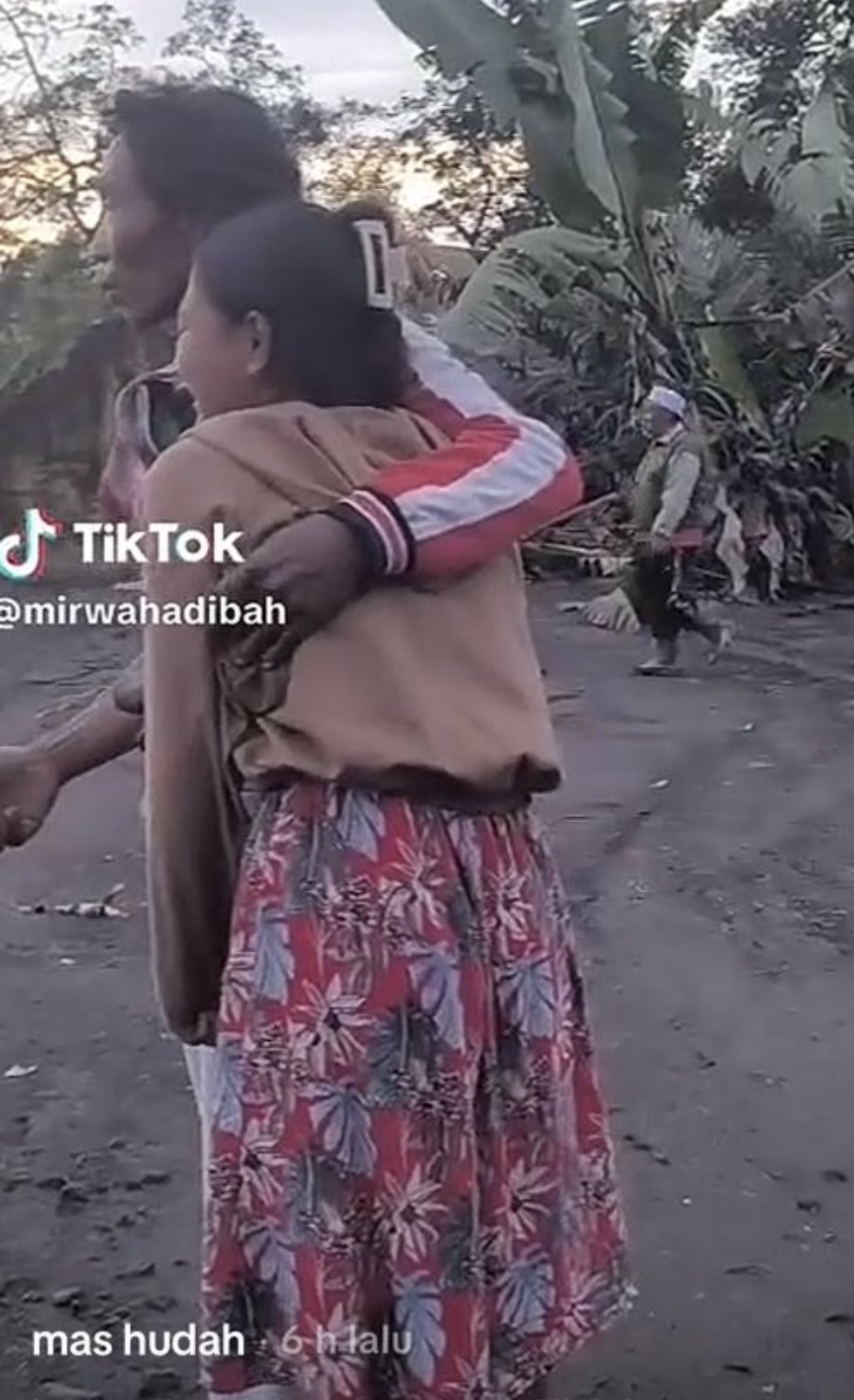 Kondisi warga terdampak erupsi Semeru tak kuasa menahan tangis saat rumahnya terdampak lahar.