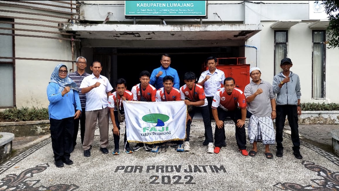 BANGGA: Atlet arung jeram Lumajang ikut kejuaraan dunia World Rafting Championship (WRC), Desember mendatang. (BUDI FOR RAME)