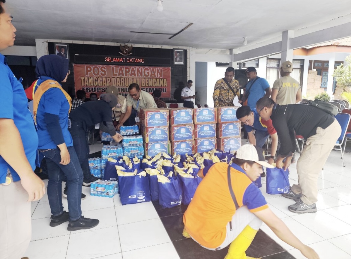 POSKO: Suasana kantor Kecamatan Pronojiwo yang dijadikan sebagai tempat pos penanganan bencana erupsi Gunung Semeru.(ATIEQSON MAR IQBAL/RAME)