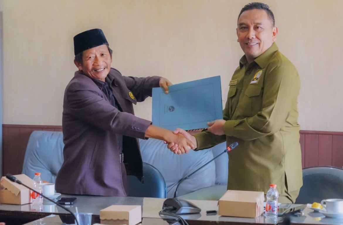 PERKUAT: Komisi D DPRD Lumajang saat menggelar sinergi dengan sejumlah perwakilan forum kerukunan umat beragama, beberapa waktu lalu.(ATIEQSON MAR IQBAL/RAME)