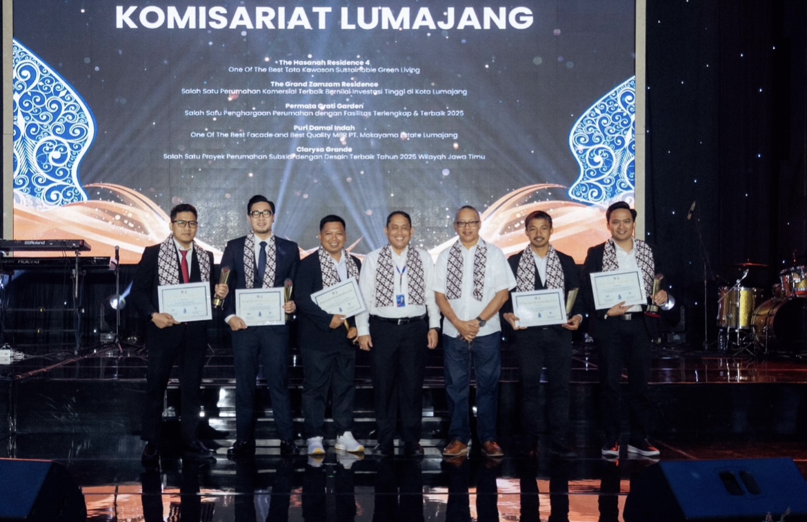 TERIMA: Direktur PT Grand Zamzam Indonesia (GZI) saat menerima awarding dari DPD REI Jatim di Hotel Plaza pada Selasa (25/11), kemarin. (MA&rsquo;RUF FOR RAME)