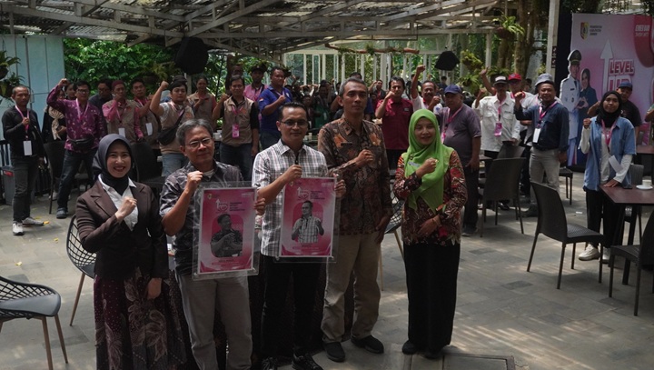 FOTO BERSAMA: Dari kiri, Moderator FGD level Up Media ke-2 Supianik, Ketua Komisi Hukum dan Perundang-Undangan Dewan Pers Abdul Manan, Wakil Ketua DPRD Jember Widarto, Kabid Layanan Media Komunikasi