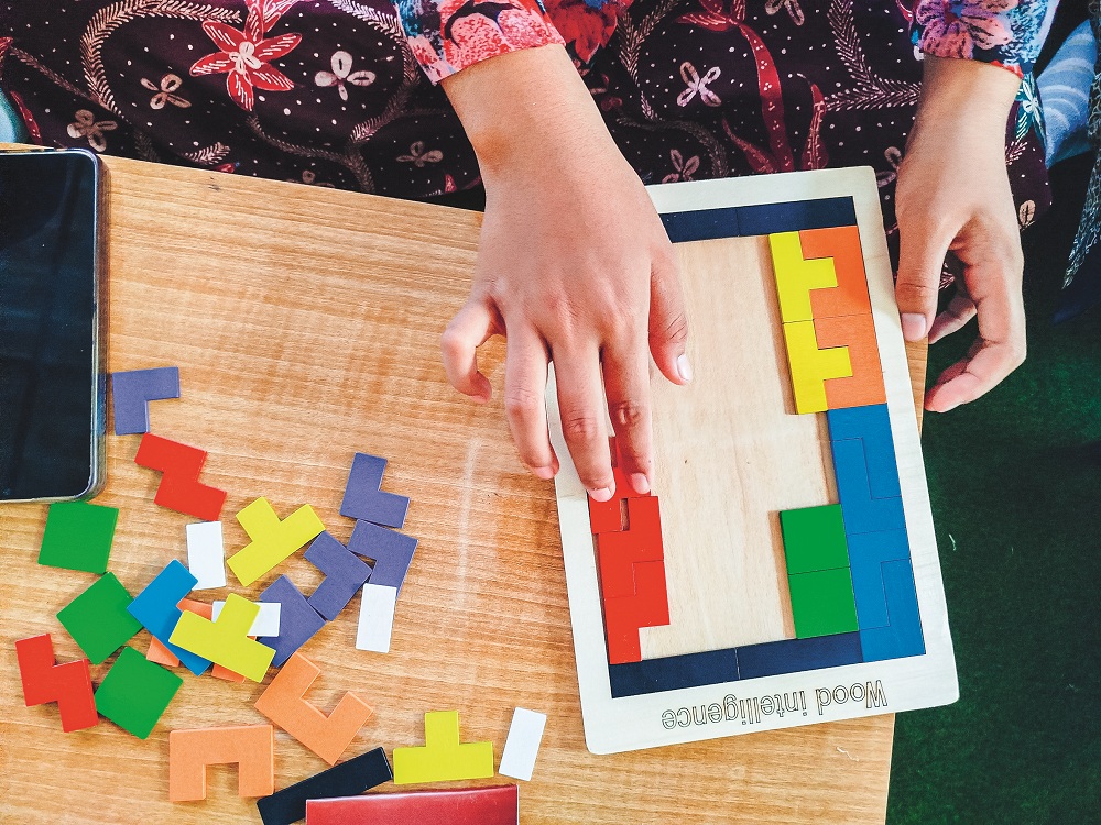 ASAH LOGIKA: Para pelajar mencoba menyelesaikan tantangan puzzle tangram di Museum Huruf.