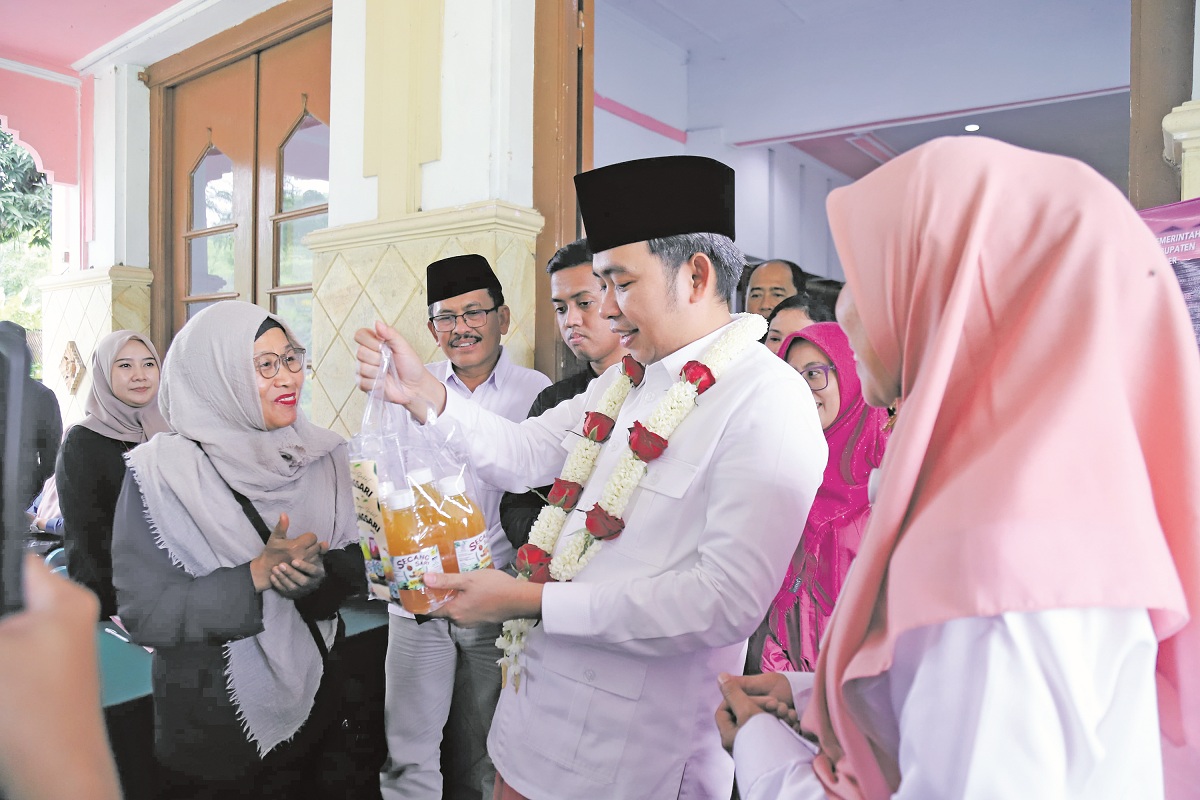 HANGAT: Bupati Jember Muhammad Fawait bertemu para kader Posyandu, saat rangkaian Guse Menyapa Kecamatan Semboro, Sabtu (29/11).