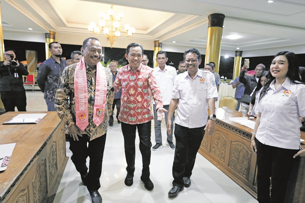 Ketua KONI Jatim Muhammad Nabil, Bupati Jember Muhammad Fawait, dan Ketua KONI Jember Ervan Friambodo jalan bersama seusai Pelantikan Pengurus KONI Jember 2025&ndash;2029, di Pendapa Wahyawibawagraha.