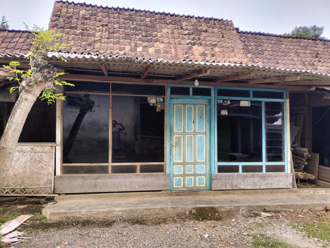 TAK LAYAK: Rumah Misjani, warga Maesan yang hidup sendirian namun tak terdaftar sebagai penerima BLTS Kesra.