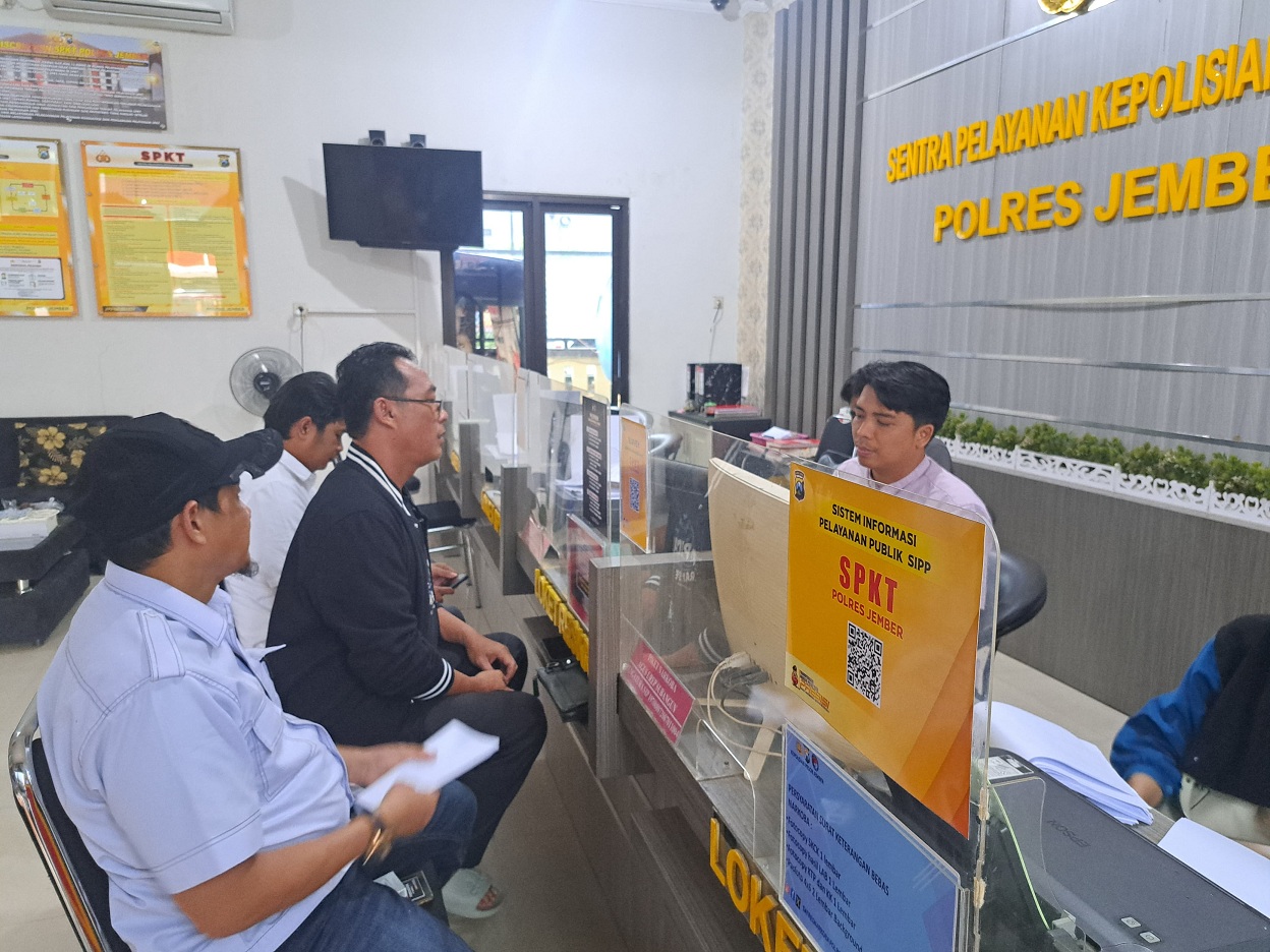 LAPOR POLISI: Anggota DPRD Jember melaporkan kuasa hukum perumahan ke SPKT Polres Jember, Jumat (28/11).