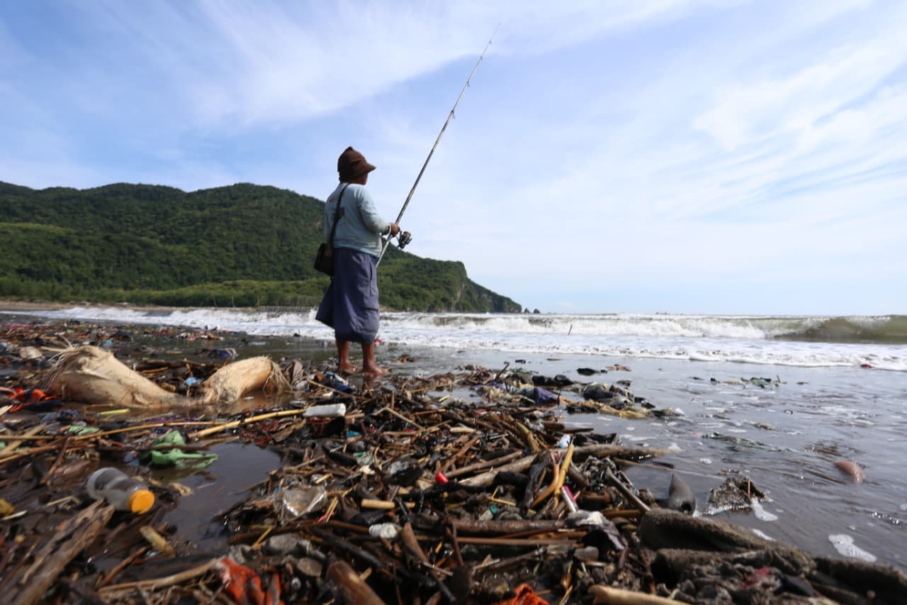 BOCOR KE LAUT: Pantai Pancer Jember dipenuhi sampah kiriman dari daratan, kendati sering dilakukan pembersihan, sampah terus berdatangan&nbsp;