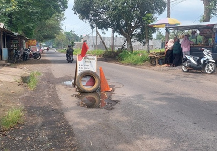 DIPASANG BAN BEKAS: Membahayakan pengendara sepeda motor, kondisi jalan provinsi yang menghubungkan Jember dengan Lumajang di Desa Pringgowirawan&nbsp; Kecamatan Sumberbaru dipasang rambu dari ban bekas.