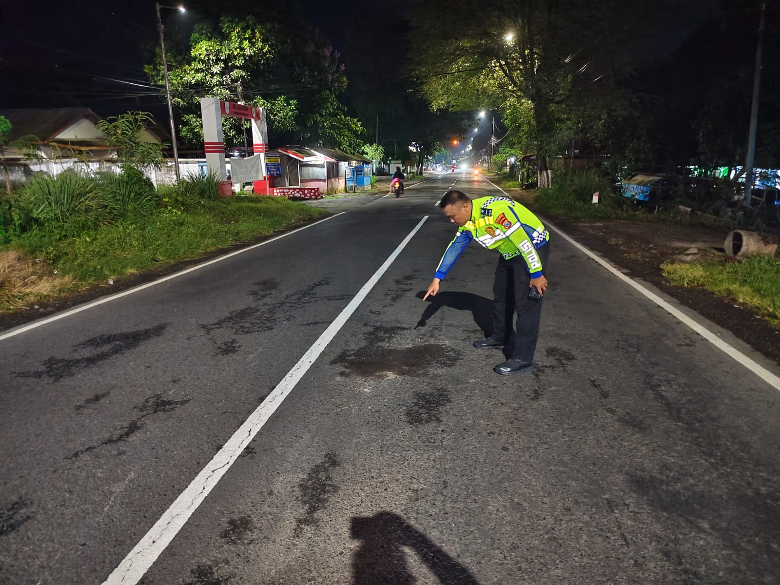 OLAH TKP: Anggota Laka Satlantas Polres Jember saat mendatangi lokasi kecelakaan diJalan Raya Desa Candijati, Kecamatan Arjasa pada Sabtu (29/11) pukul 15.30.