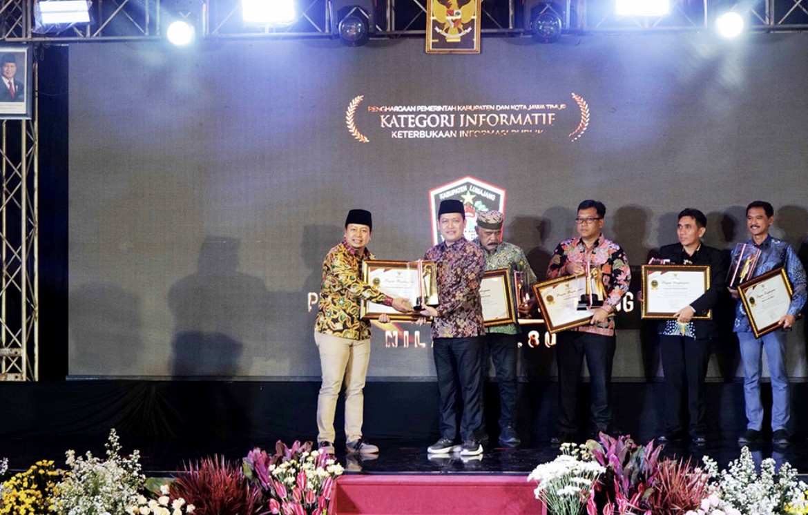 TERIMA: Kepala Dinas Komunikasi dan Informatika (Kominfo) Lumajang Mustaqim saat menerima penghargaan, kemarin.(KOMINFO FOR RAME)