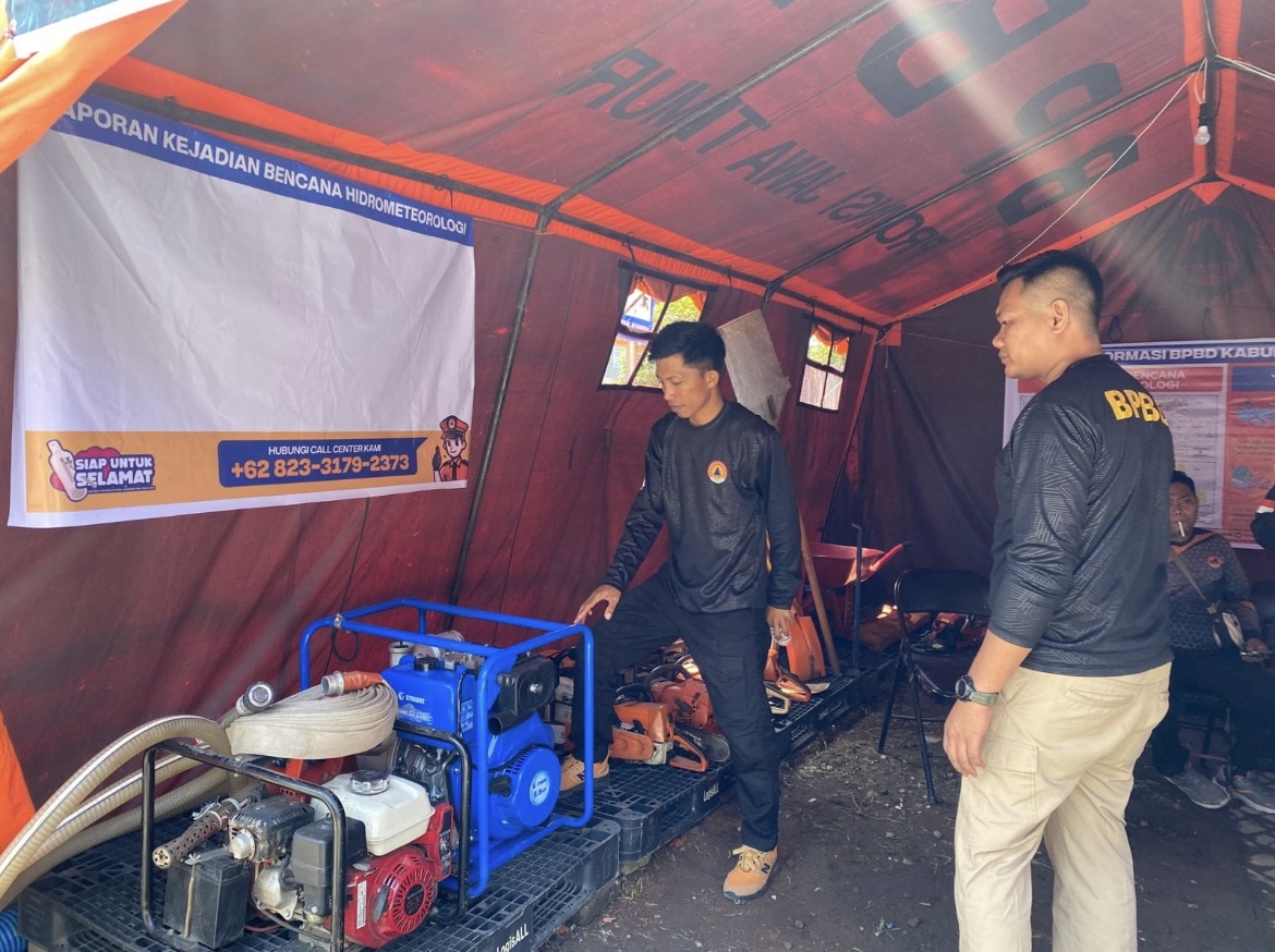 BERSIAP: Petugas BPBD memeriksa peralatan yang dibutuhkan di Posko Siaga Bencana.(ILHAM WAHYUDI/RADAR IJEN)