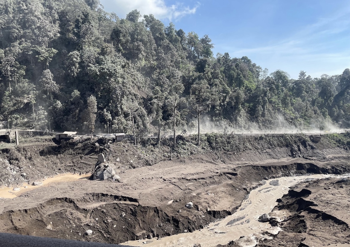 MENUMPUK: Material vulkanis Gunung Semeru yang masih mengendap.(ATIEQSON MAR IQBAL/RAME)