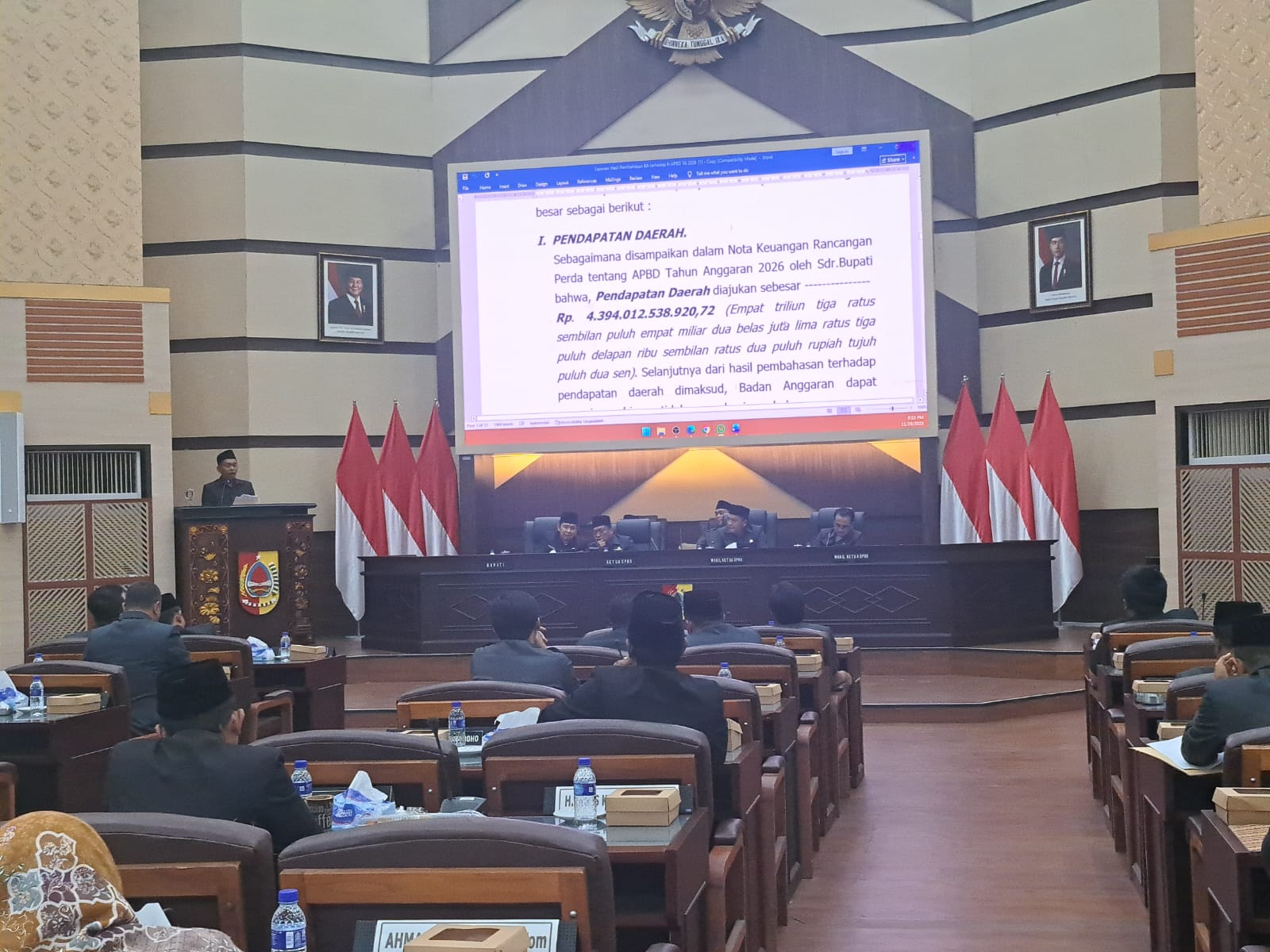 SIAP KERJA: Suasana paripurna pengesahan APBD 2026 di DPRD Jember.