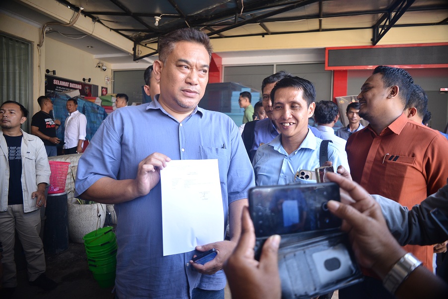 PERMOHONAN: Sebanyak 25 advokat yang tergabung dalam FKA mendatangi Polres Jember, Senin (1/12), untuk menyerahkan surat audiensi terkait laporan dugaan pencemaran nama baik dari rekan sejawatnya.