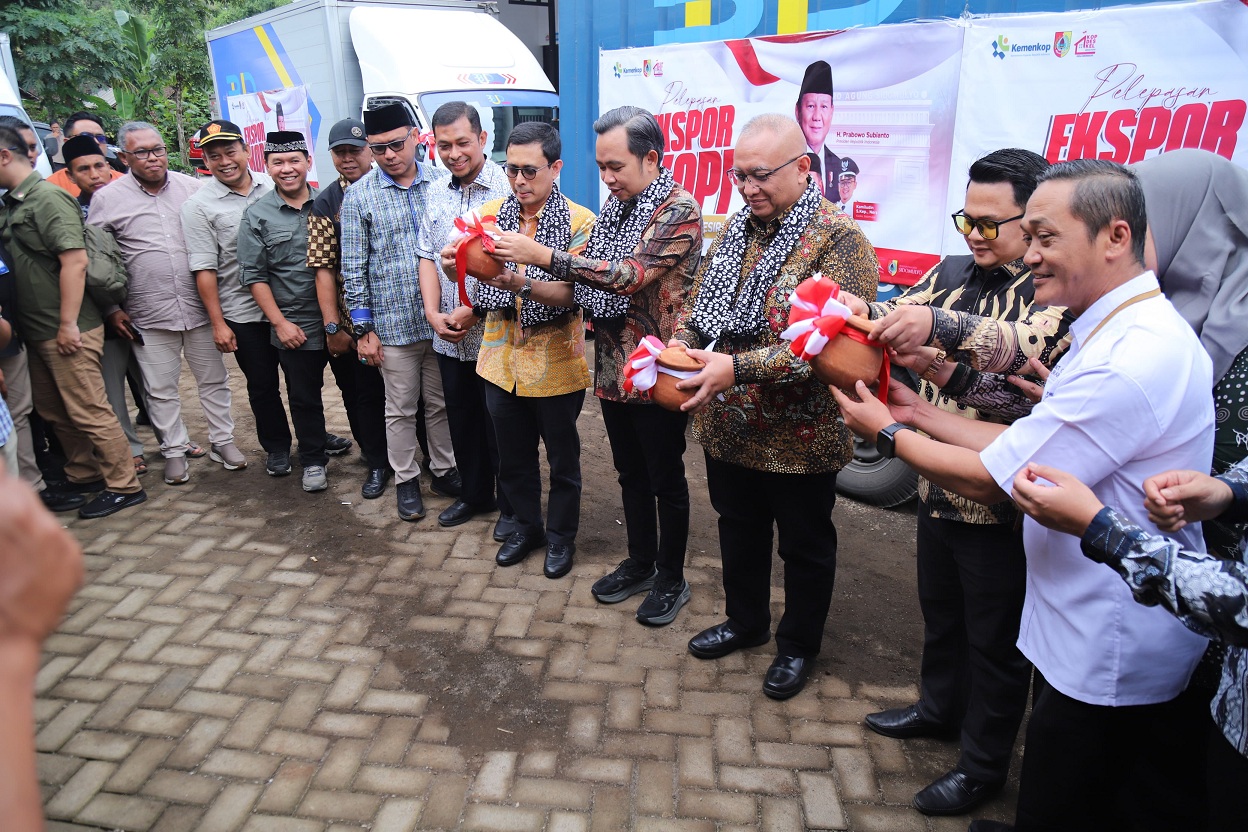 CETAK SEJARAH: Bupati Jember Muhammad Fawait melepas pemberangkatan ekspor kopi dari KDMP Sidomulyo, Kecamatan Silo ke Mesir, (30/11).