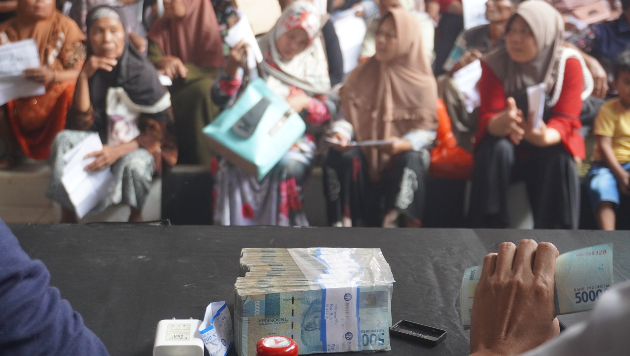 KETIBAN REJEKI: Sejumlah warga penerima manfaat saat mengambil BLT DBHCHT 2025 di kantor Kecamatan Bangsalsari, kemarin (1/12).