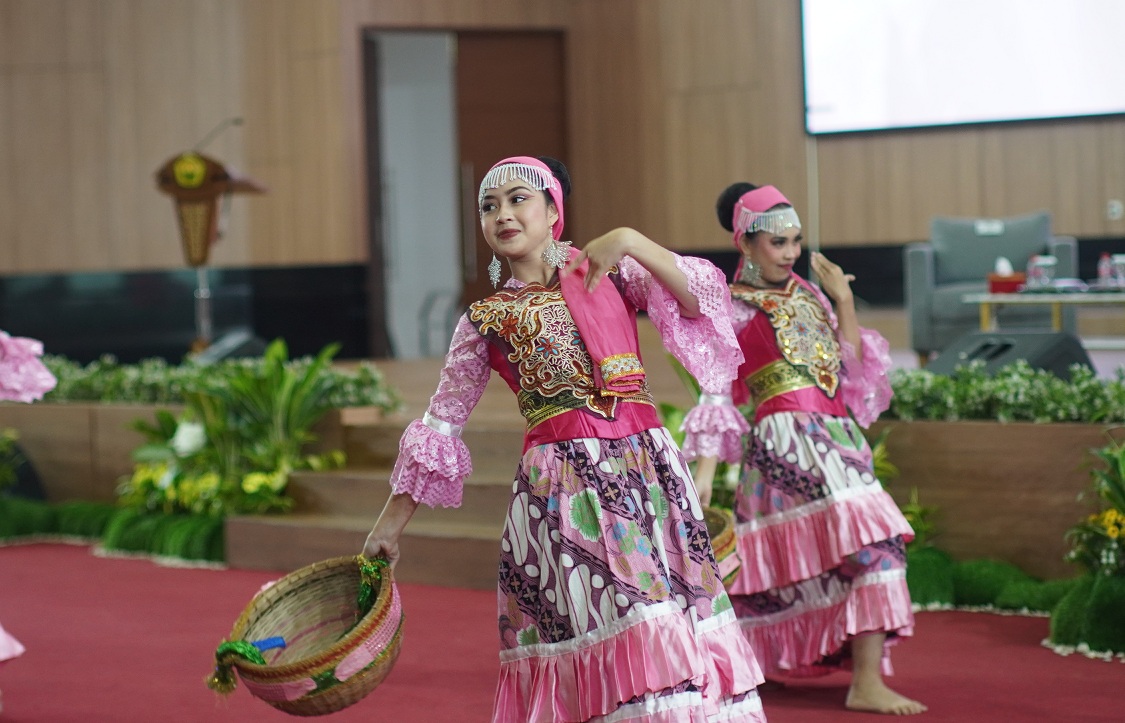 KEREN: Salah satu penari SMAN 2 Jember Rivana Keyla Khairani tampil kece dalam sebuah Seminar Nasional di Unej beberapa waktu lalu.