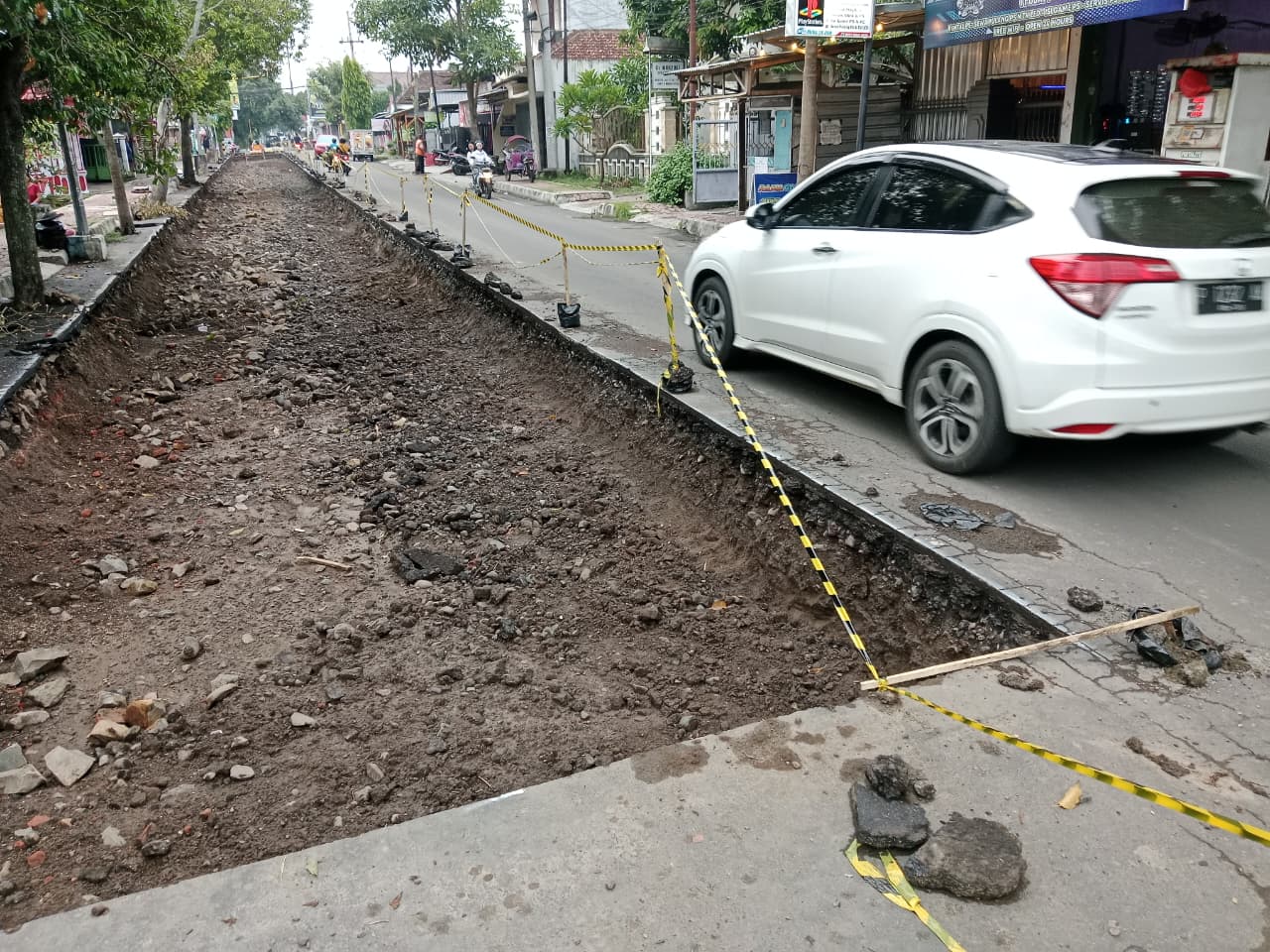 MULAI DIPERBAIKI: Kondisi jalan Jalan dr. Cipto Mangun Kusumo kini mulai dilakukan perbaikan.