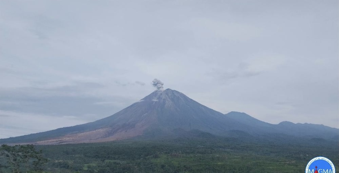 ERUPSI: Sepekan pasca erupsi Gunung Semeru, aktivitas letusannya masih intens.(PETUGAS PPGA FOR RAME)