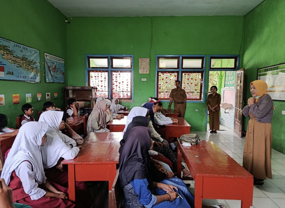 GABUNG: Siswa-siswi SDN Supiturang 02 saat belajar bersama di SDN Supiturang 01, kemarin.(ADE APRYANIS/RAME)