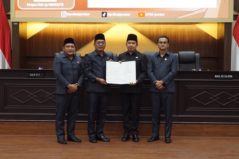DISEPAKATI: Bupati Jember Muhammad Fawait bersama pimpinan DPRD Jember foto bersama seusai mengesahkan Raperda APBD menjadi Perda APBD 2026 di gedung parlemen, Jumat (28/11).