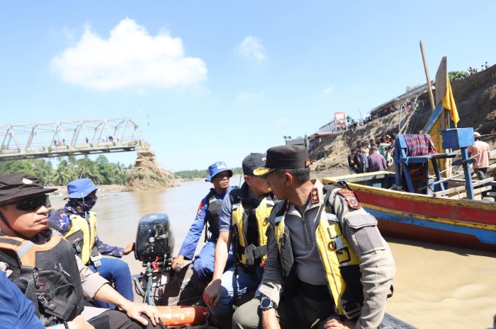 Menyoroti fakta terkini bencana banjir bandang yang melanda wilayah Provinsi Aceh, pada Senin (1/12/2025). (Dok. Polda Aceh)